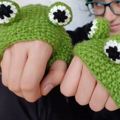 Amigurumi Kurbağa Figürlü Parmaksız Eldiven ve Bere Seti